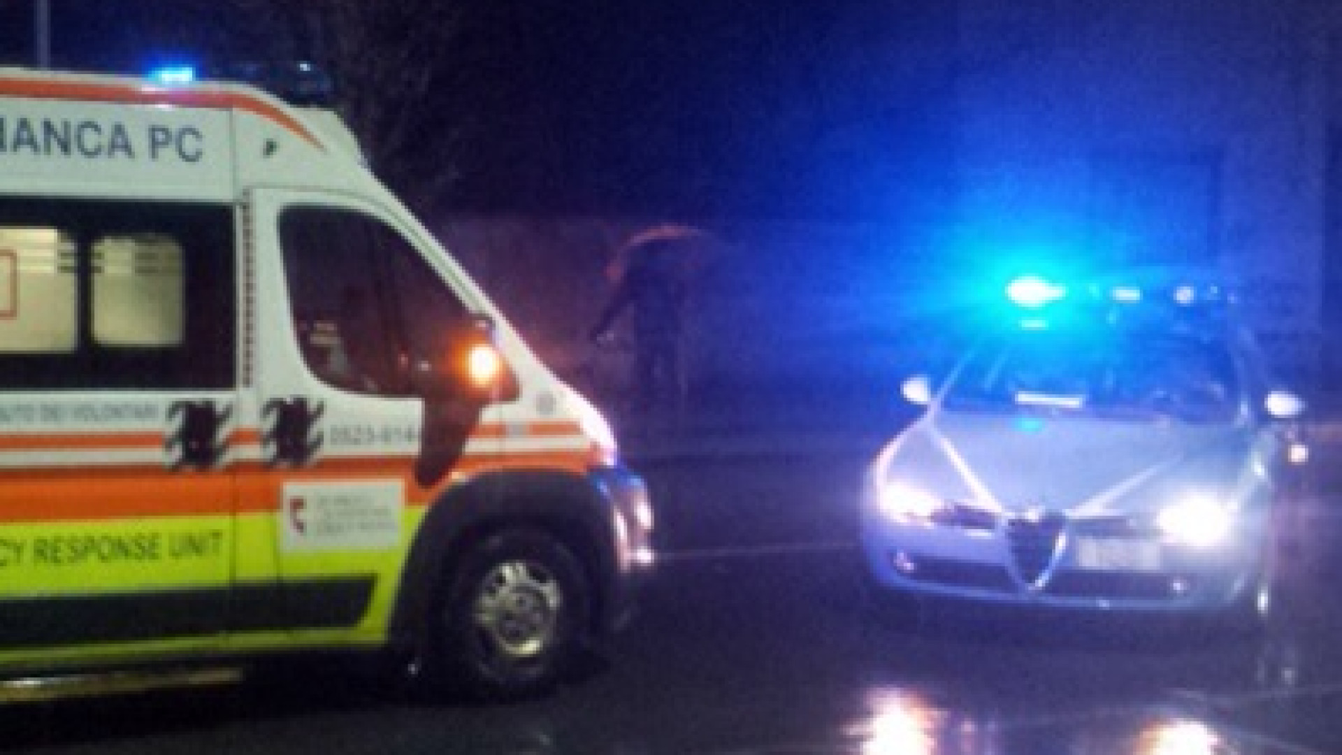 Frontale nella notte in via Cremona, su un'auto una neonata: illesa