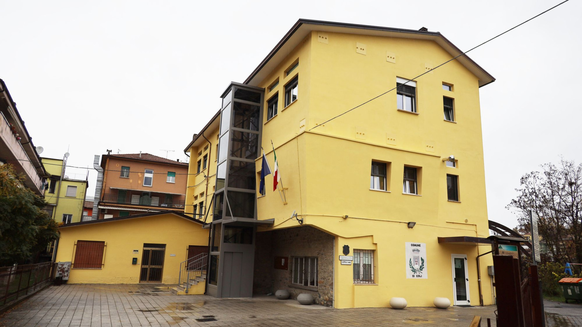 "Piove" a scuola a Perino e alla Caduti sul lavoro. Alunni spostati e secchi in aula