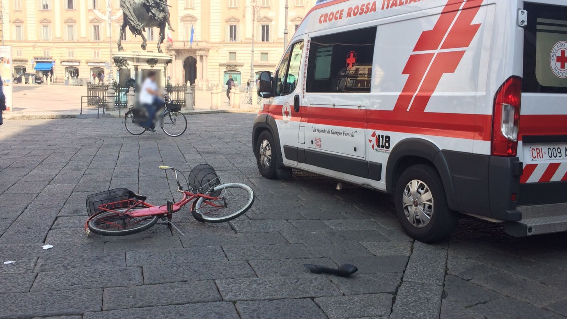 Scontro moto-bici in piazza Cavalli: tanta paura ma poche conseguenze
