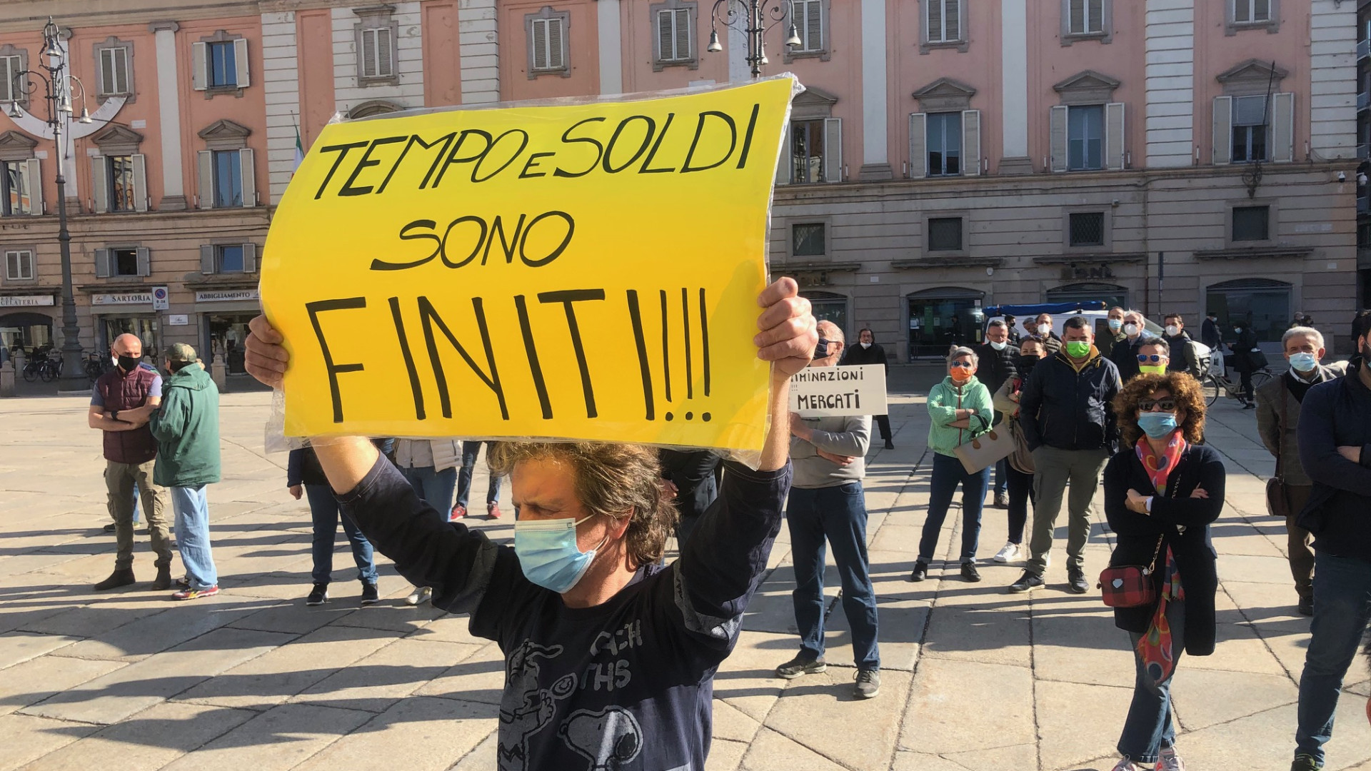 "Tempo e soldi sono finiti, vogliamo lavorare": la protesta degli ambulanti