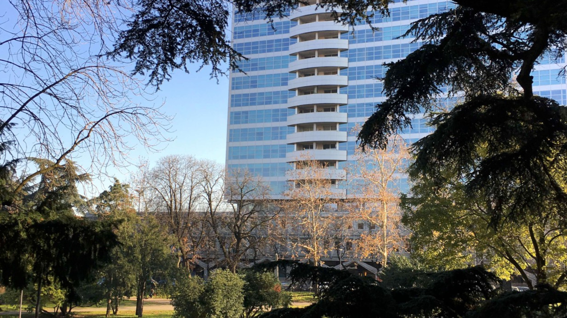 Avvicina una ragazza e tenta di baciarla: denunciato per violenza sessuale