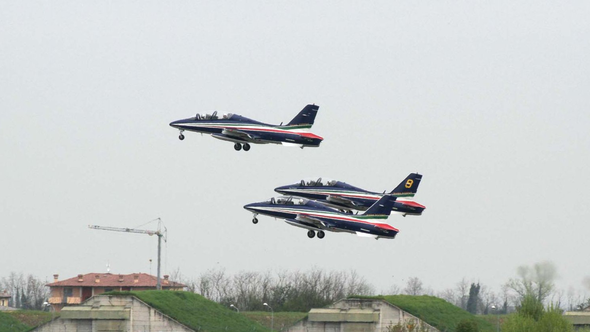 San Damiano: in arrivo quattro caccia Amx, Frecce tricolori in volo