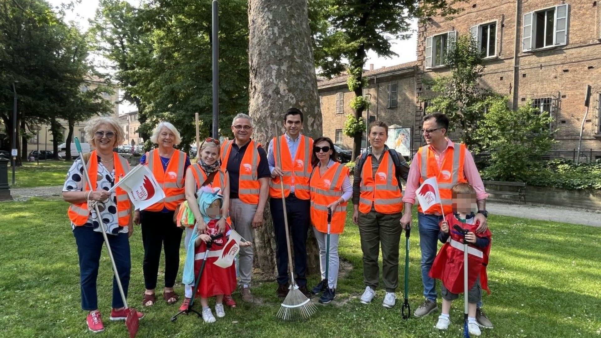 Da Firenze arrivati a Piacenza gli "Angeli del Bello", ripuliti i giardini Merluzzo