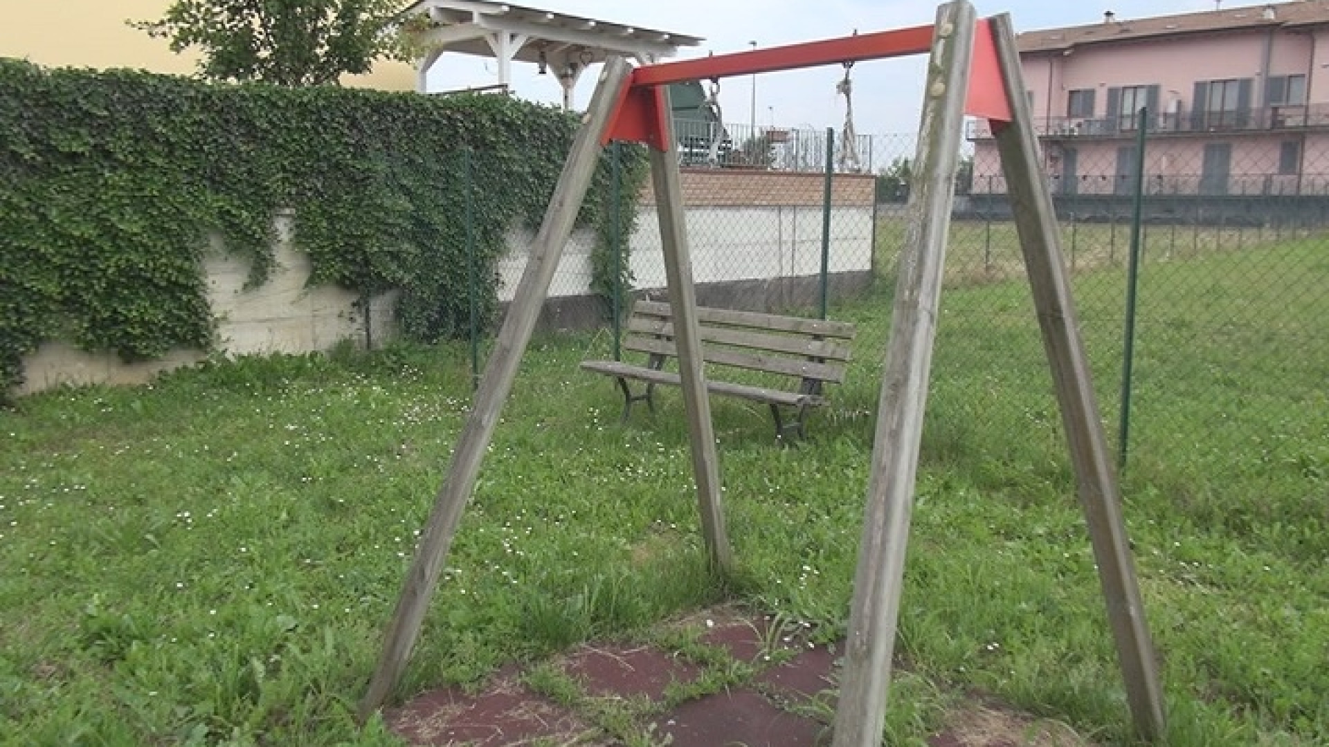 Degrado ai parchi gioco di Piacenza: giochi inutilizzabili e panche rotte