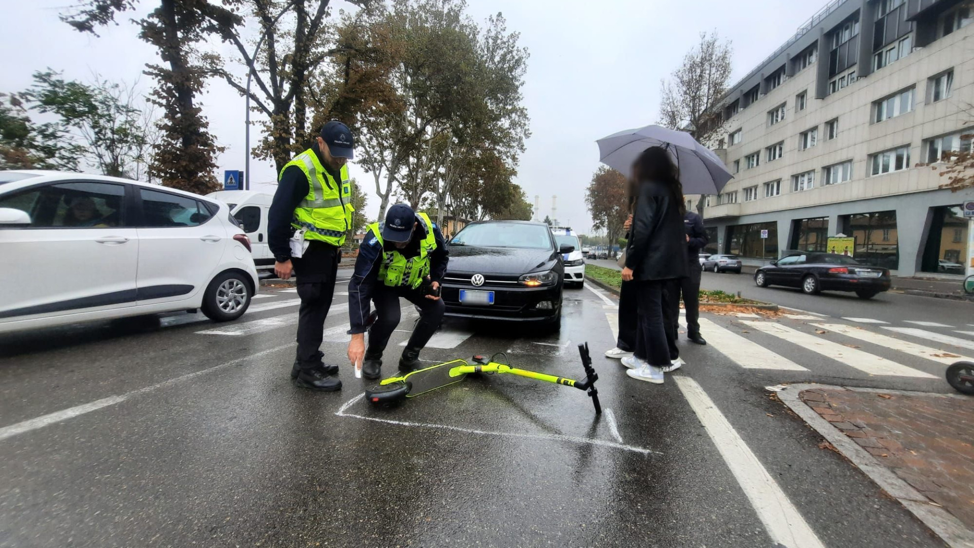 Monopattino travolto da un'auto a barriera Milano: 14enne in ospedale