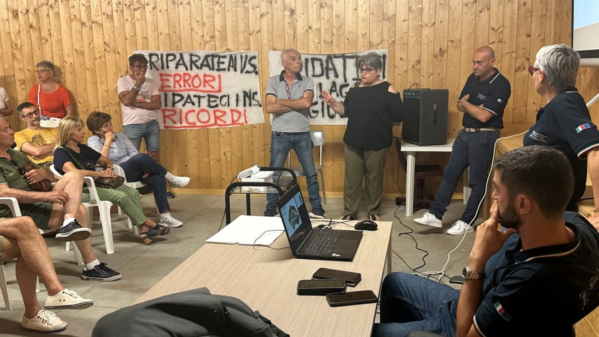 Protesta e rabbia a Marsaglia. "Ridateci la spiaggia e il nostro lago di Giulina"