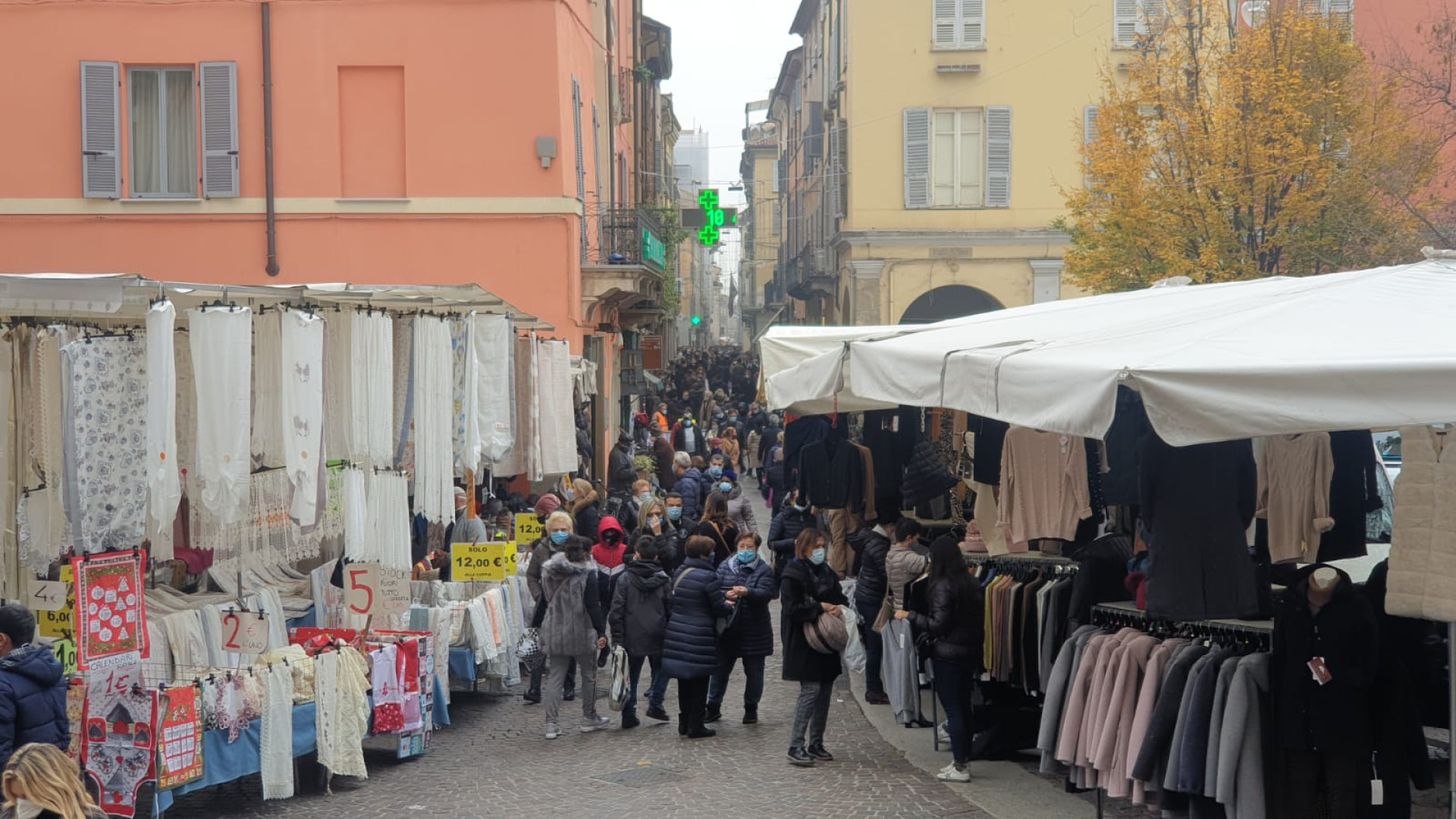 Zona arancione, saltano i mercati della domenica. Ambulanti: "Solo 600 euro di aiuti da marzo"