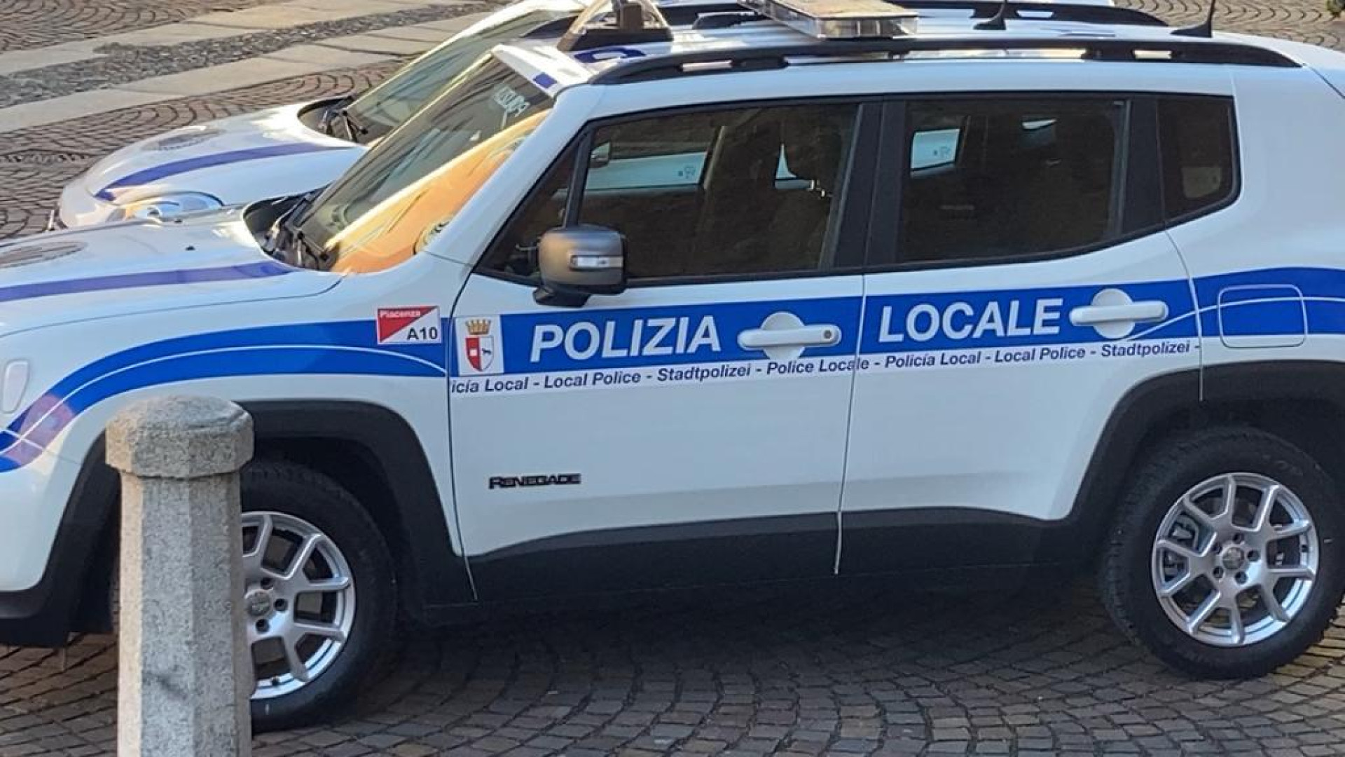 Liquido infiammabile sull'asfalto e incendiato, denunciati tre giovanissimi