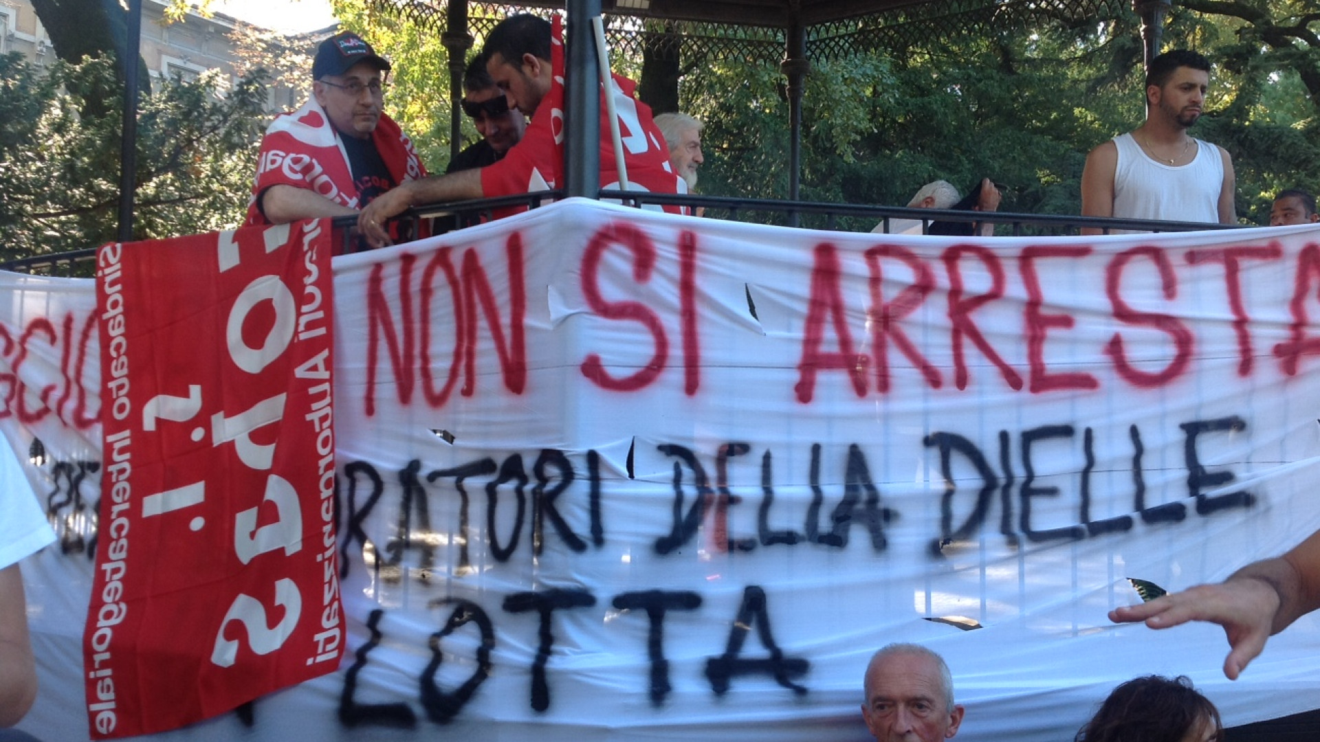 La protesta dei facchini: 800 manifestanti ai giardini Margherita