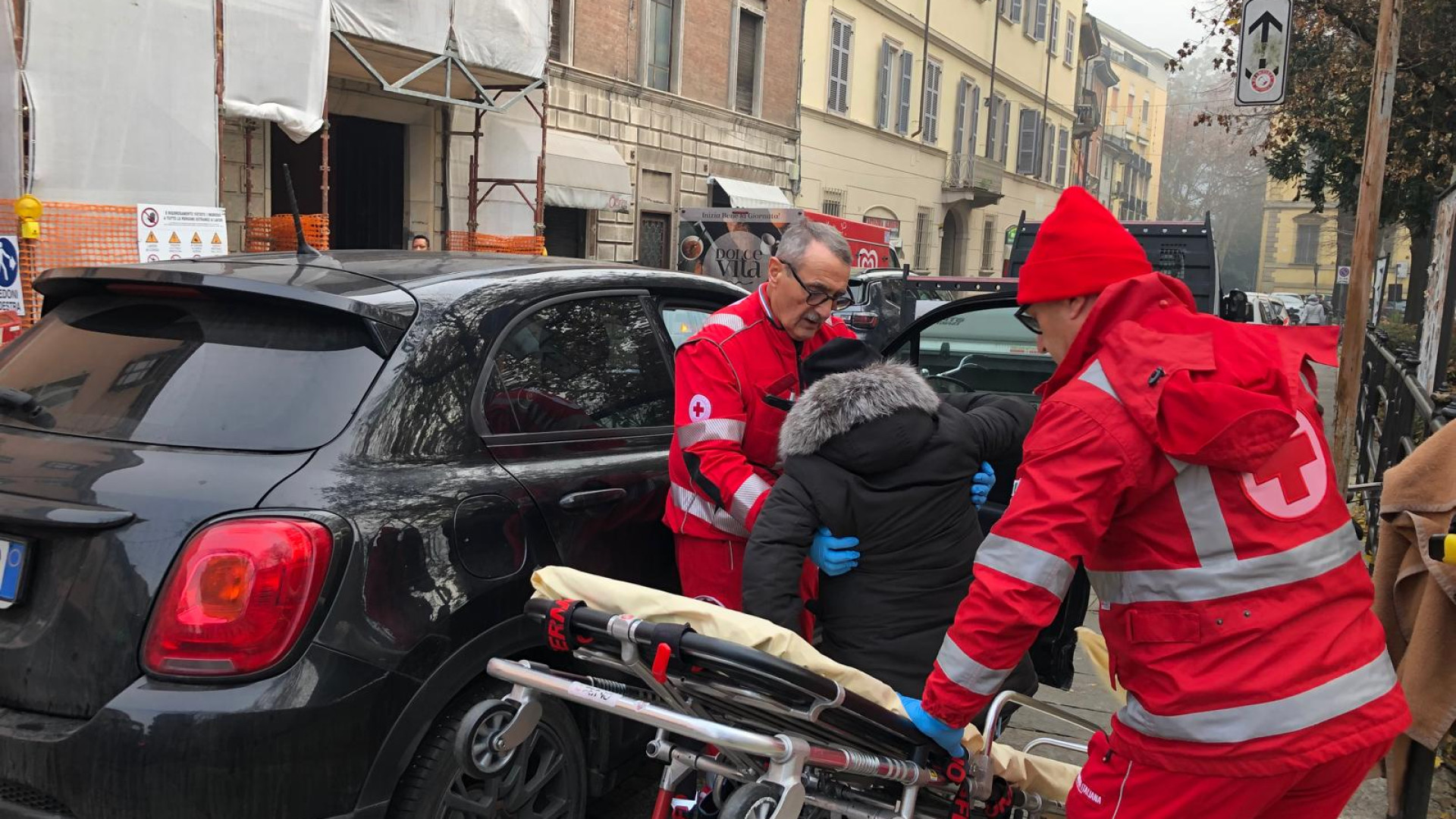 Strattona una donna e le ruba la bici, rapinatore arrestato grazie a un giovane passante