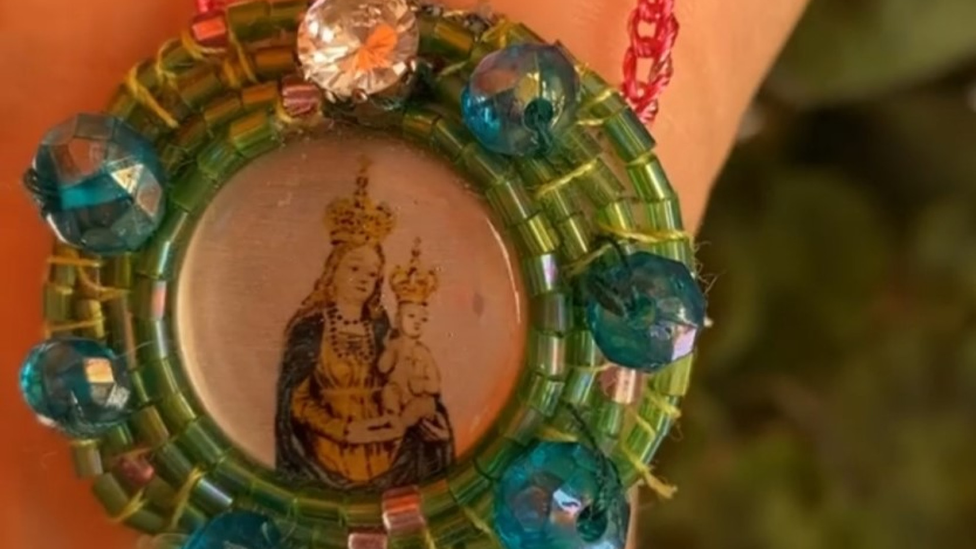 Con i souvenir religiosi crea bijoux e il ricavato va alla parrocchia di Bettola