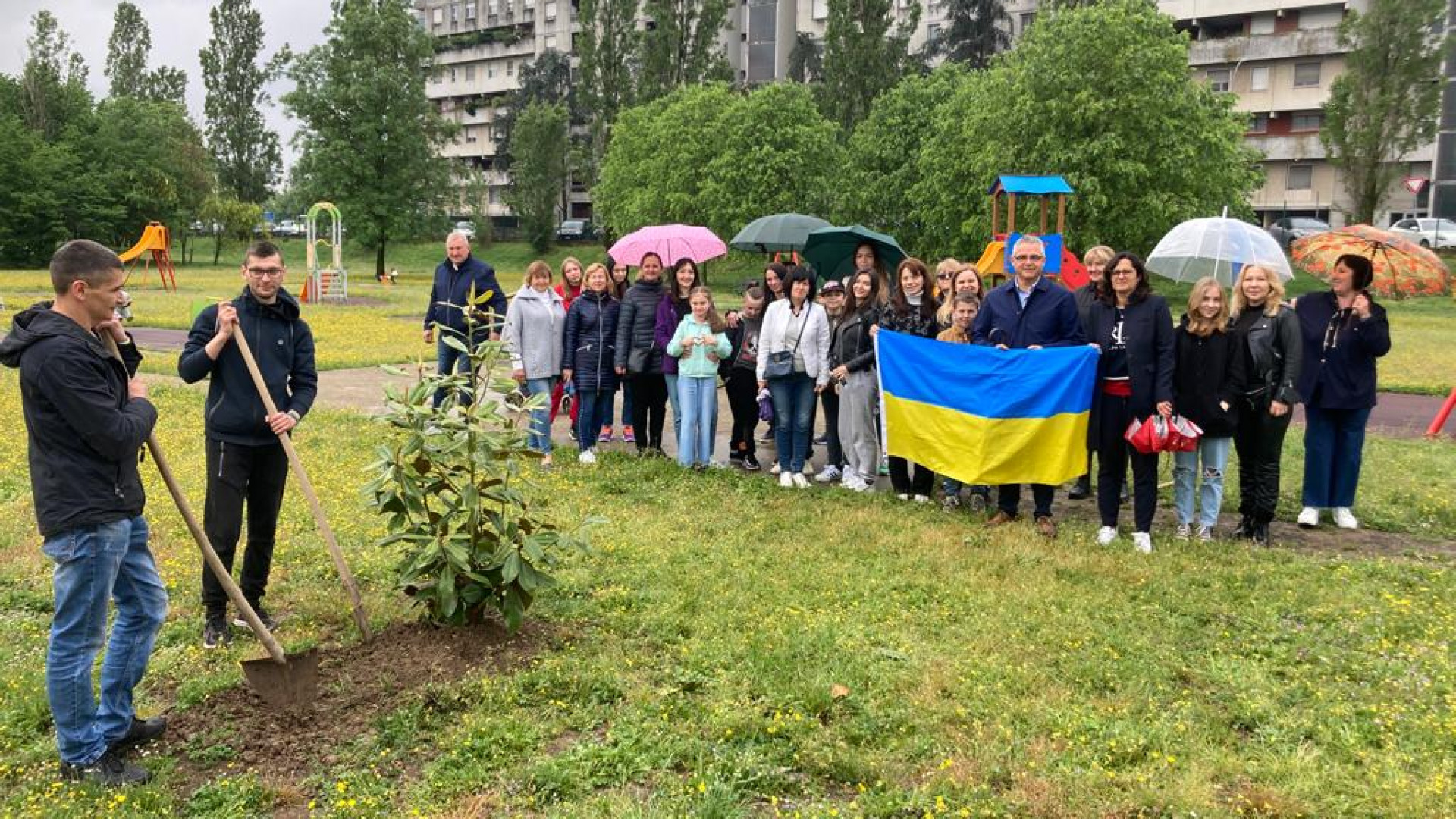 Festa della mamma, al parco Montecucco una pianta di speranza per le ucraine