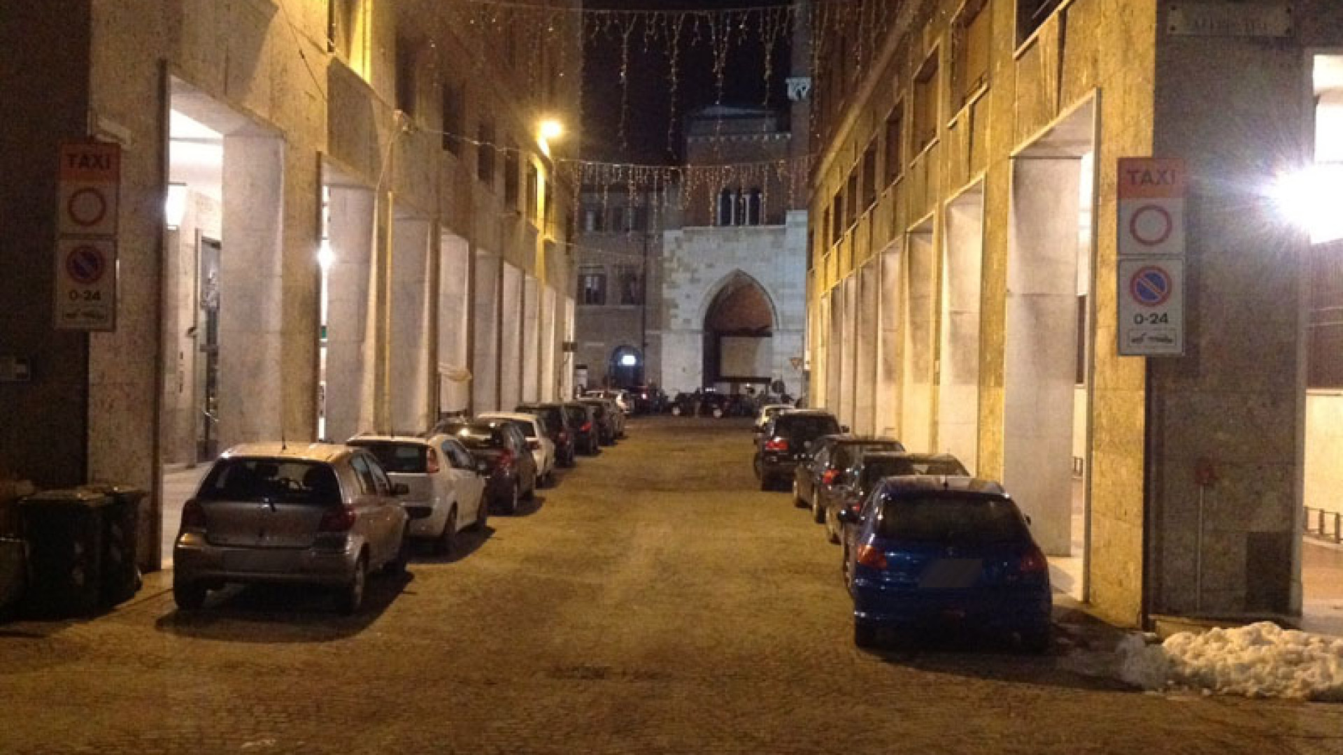 Anarchia in centro storico: parcheggi selvaggi e pochi controlli