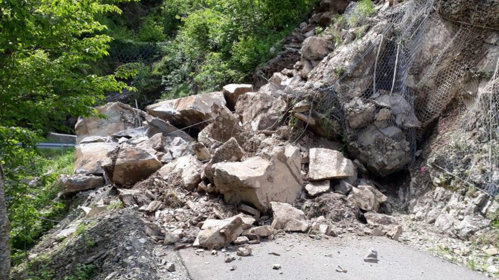 Valtrebbia in ginocchio: a Cerignale massi rischiano di investire le case, nella valle del Penice ponte di emergenza per le famiglie isolate