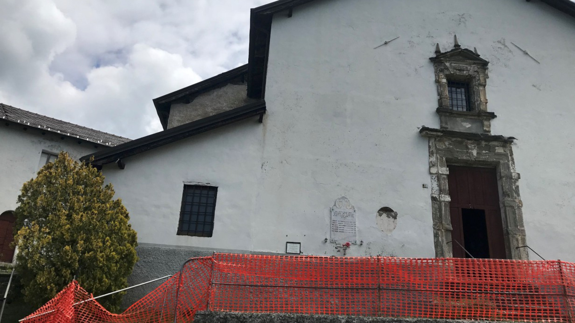 Chiesa di San Medardo a Peli, bocciate le "ciappe": il nuovo tetto sarà in ardesia