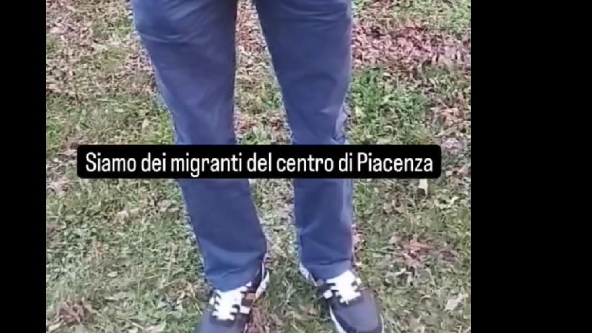 La protesta di un gruppo di migranti: "Da tre mesi non riceviamo il pocket money"