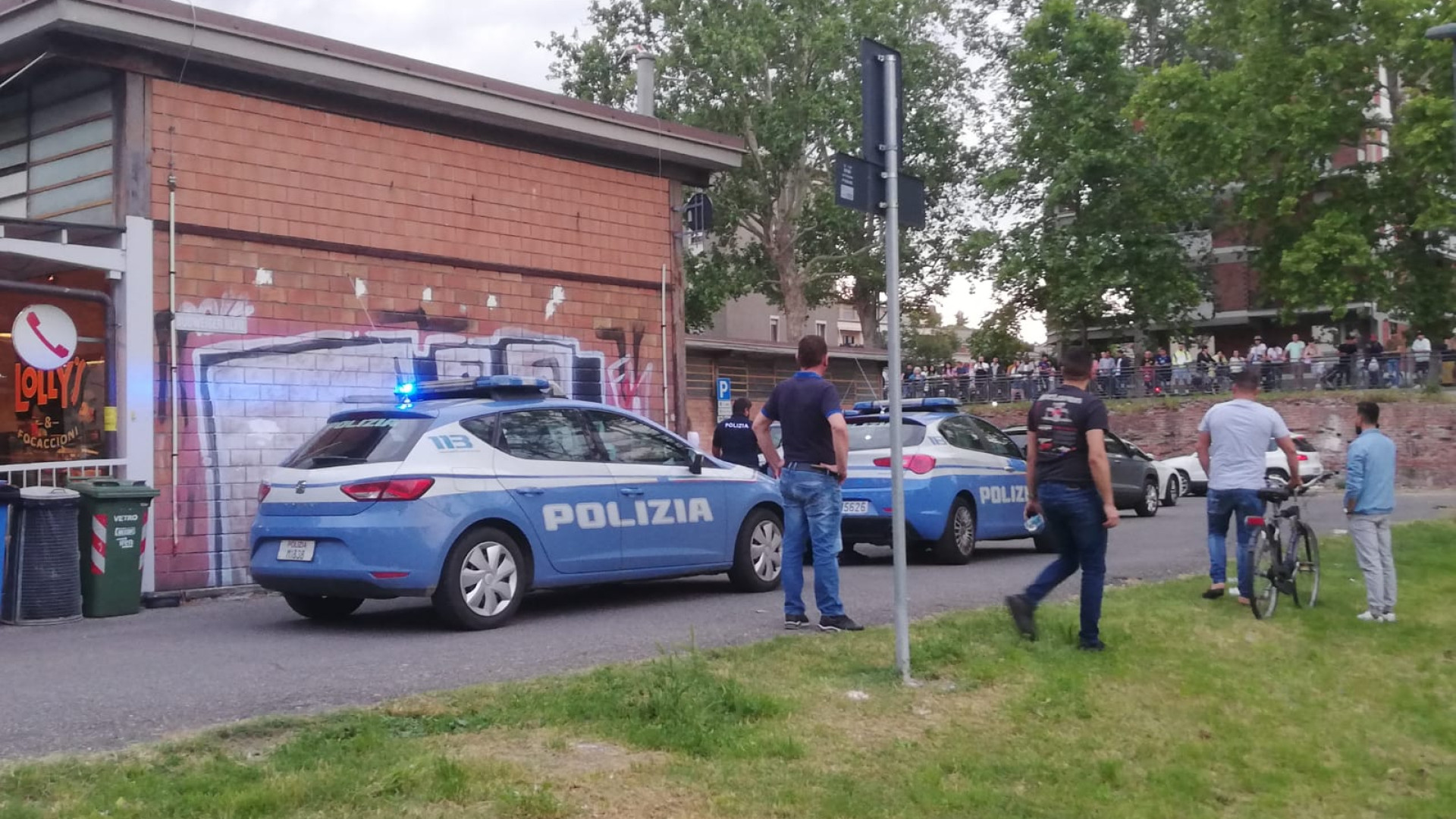 Lite tra due uomini in via Alberici, spunta un coltello: un ferito
