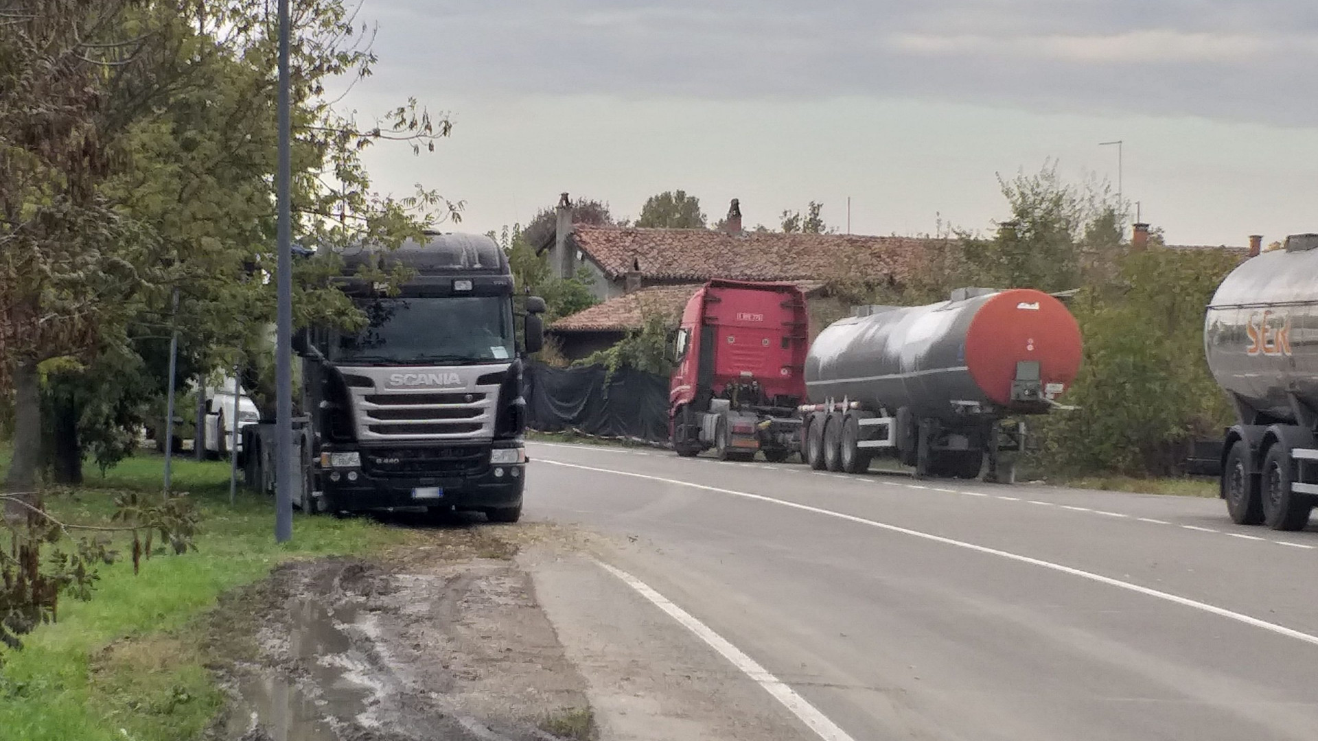 San Lazzaro, i residenti: "Sosta selvaggia dei camion, svincolo stradale pericoloso"