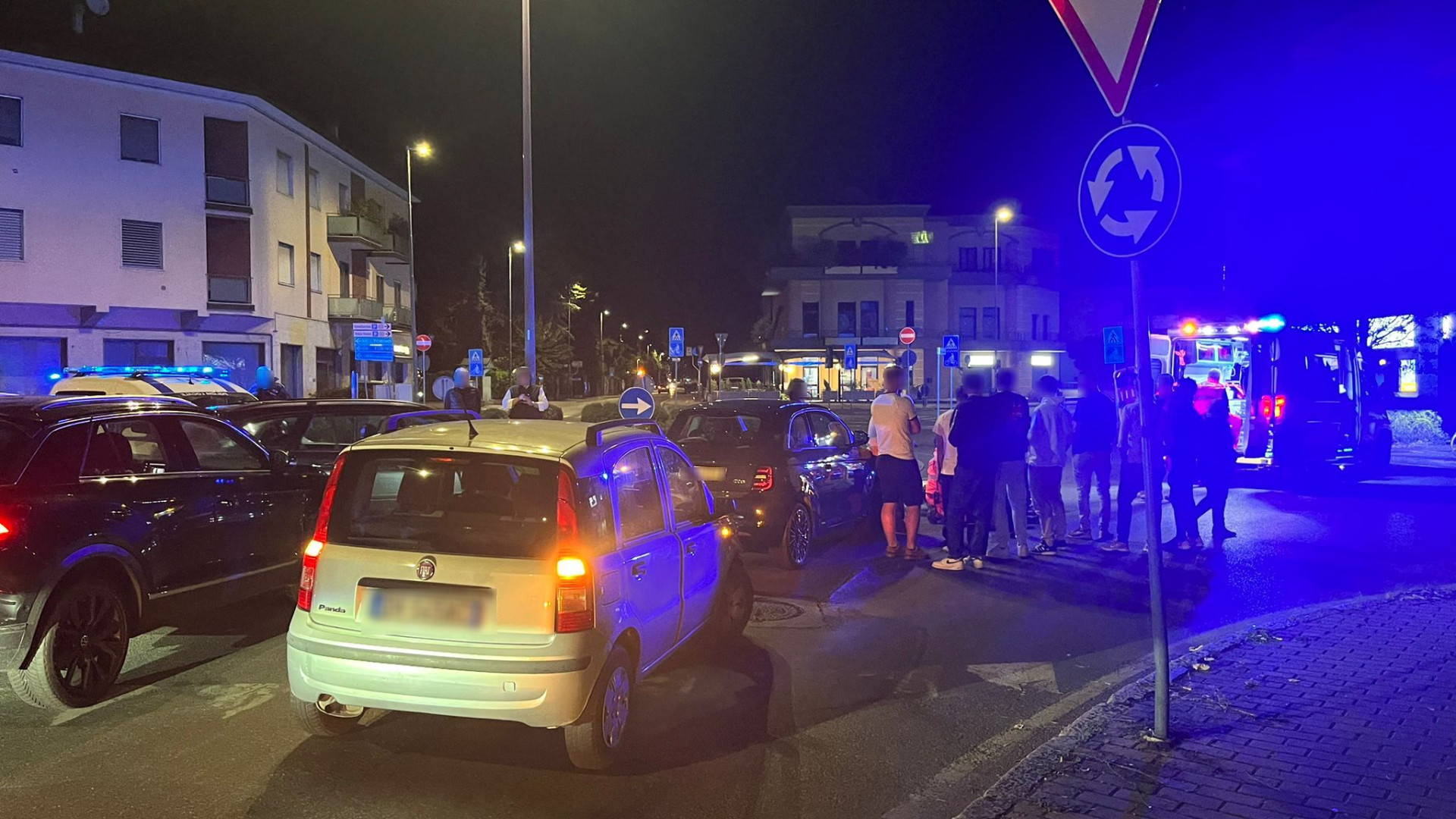 Urtata da un'auto alla rotonda di via Veneto, ciclista 46enne finisce all'ospedale
