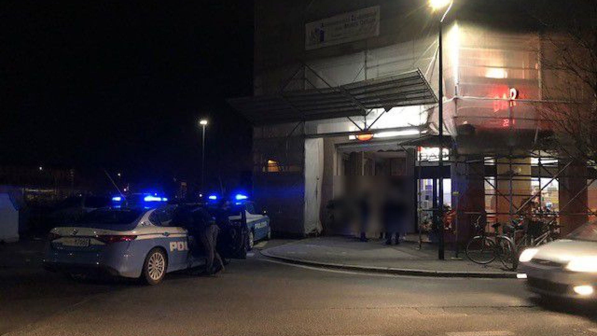 Ennesima rissa davanti a un bar di via Colombo: tre persone portate in questura