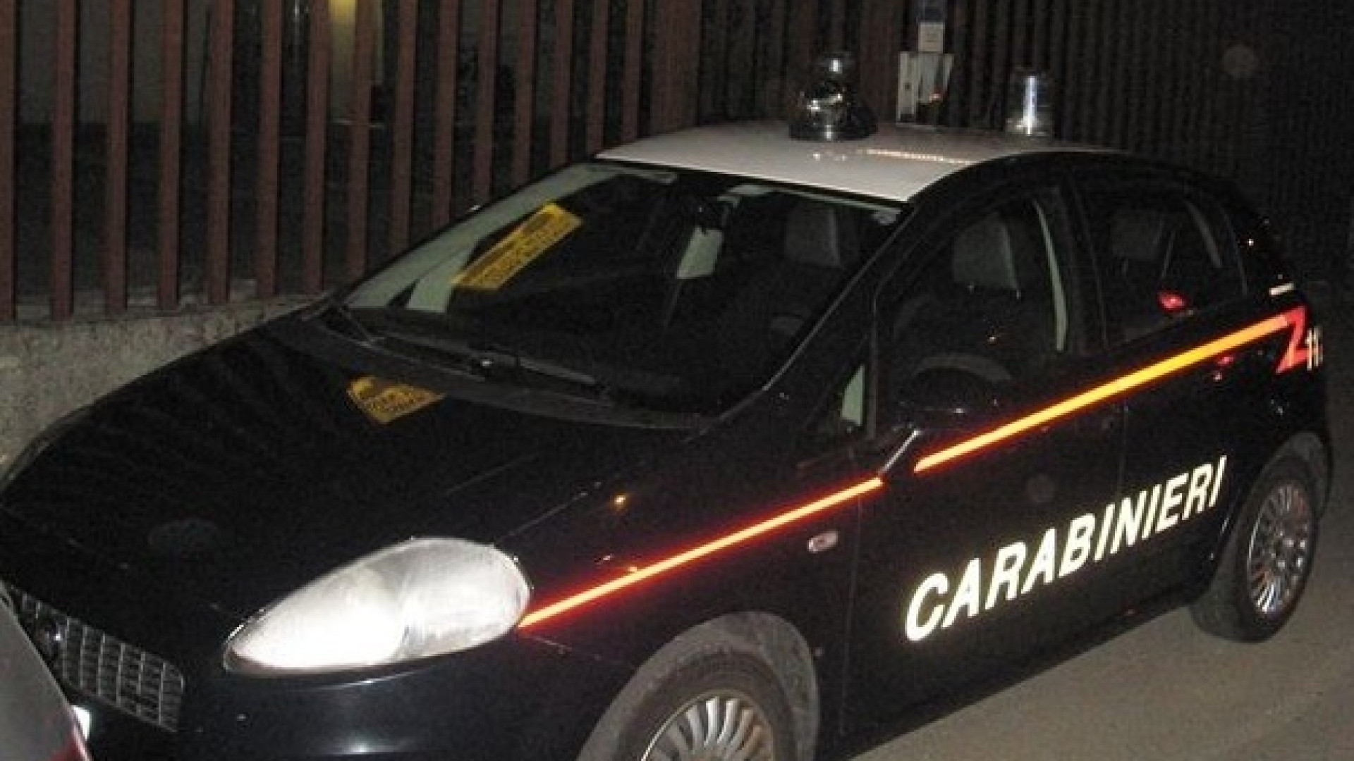 Minaccia con la pistola una prostituta e le ruba l'auto, caccia al rapinatore