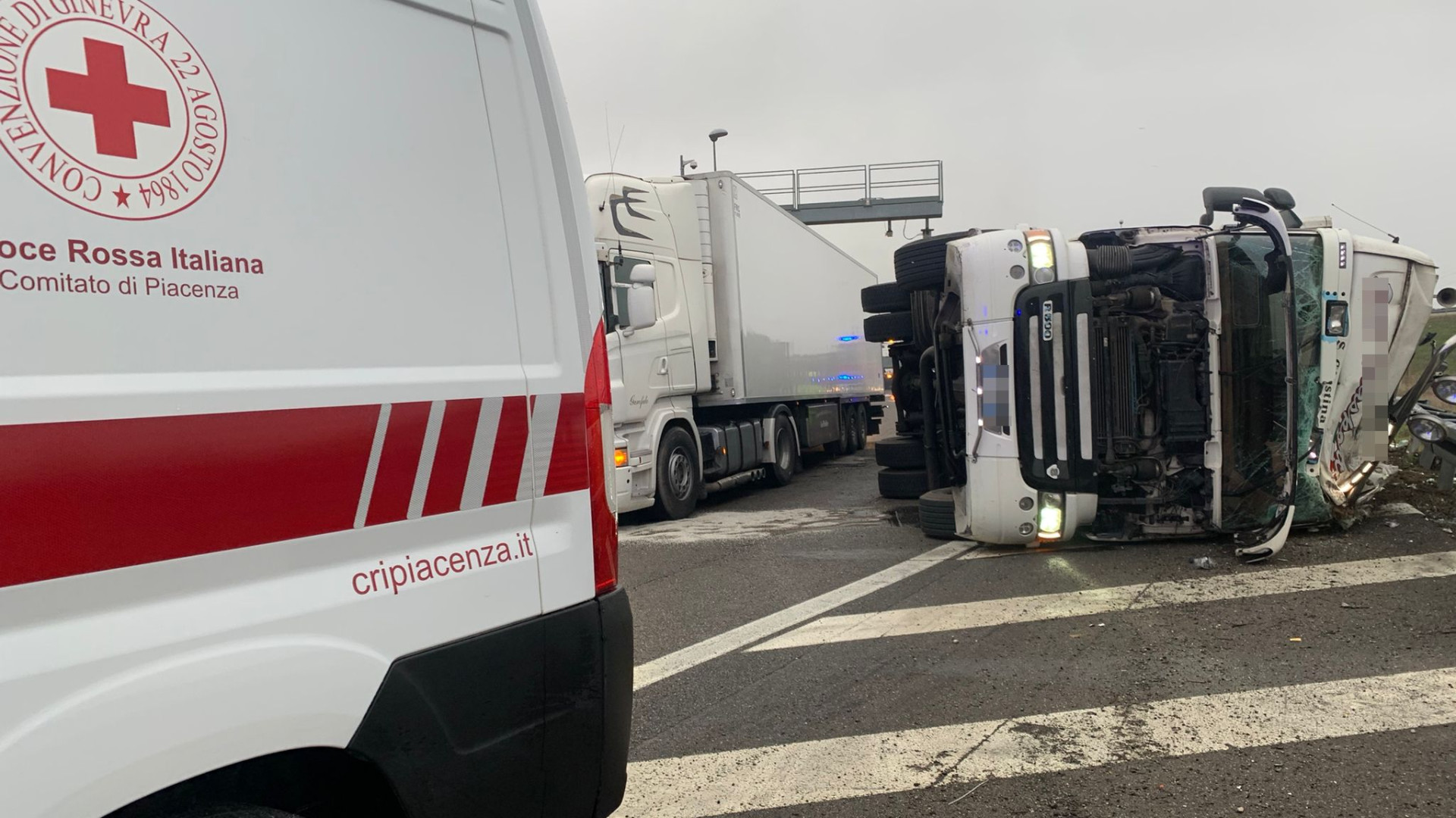 Camion ribaltato sull'allacciamento tra le autostrade A1 e A21