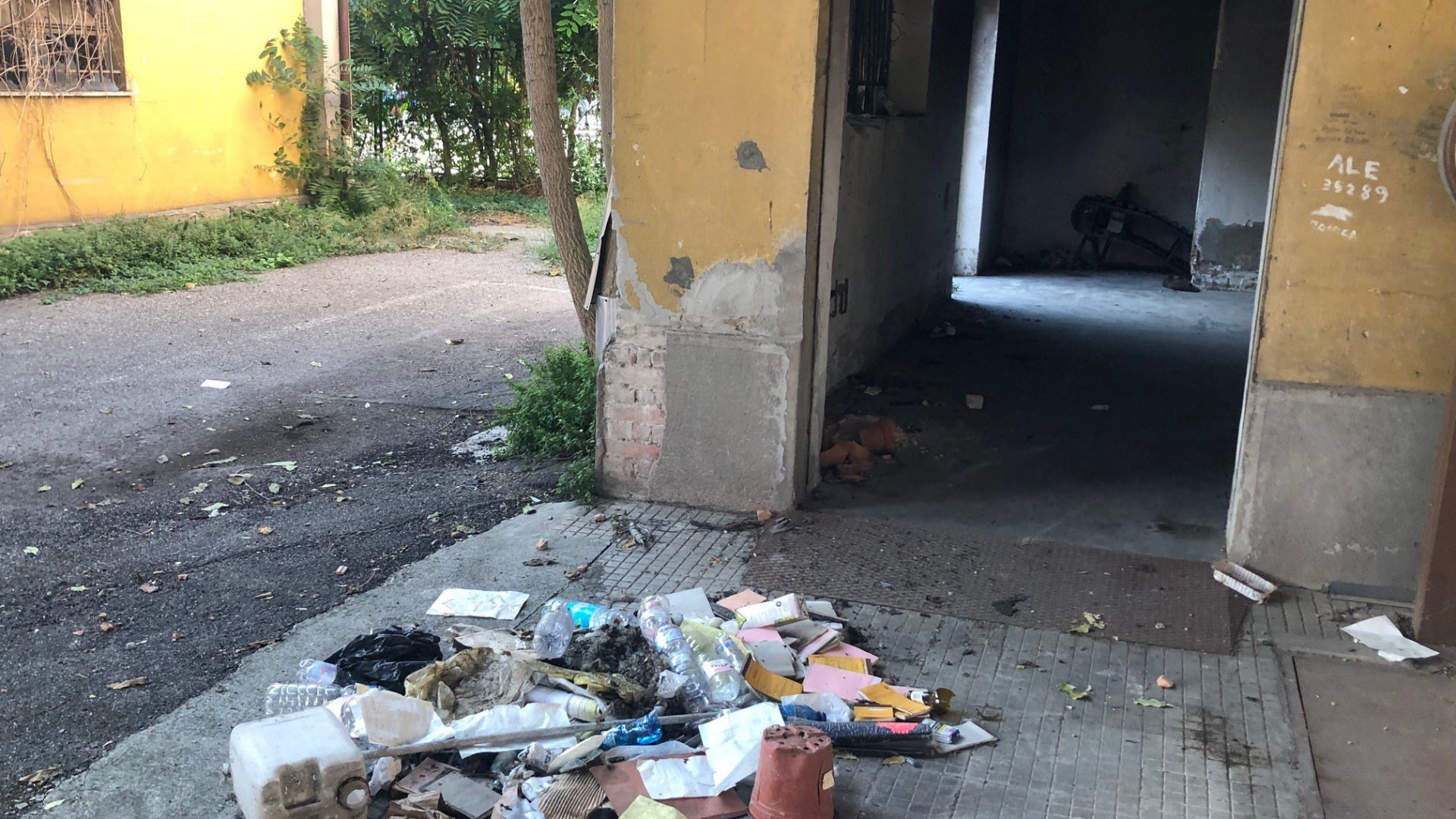 Ex mercato ortofrutticolo, al via le operazioni di pulizia in vista della demolizione