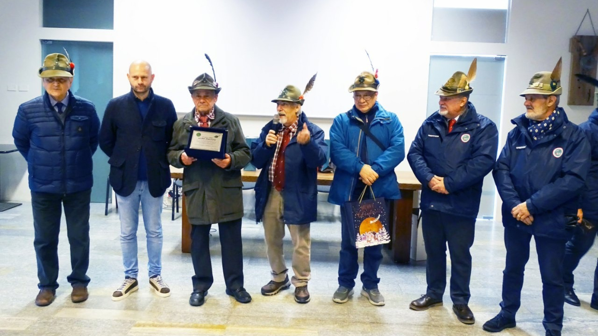Podenzano, il gruppo alpini festeggia 90 anni e premia il suo alfiere