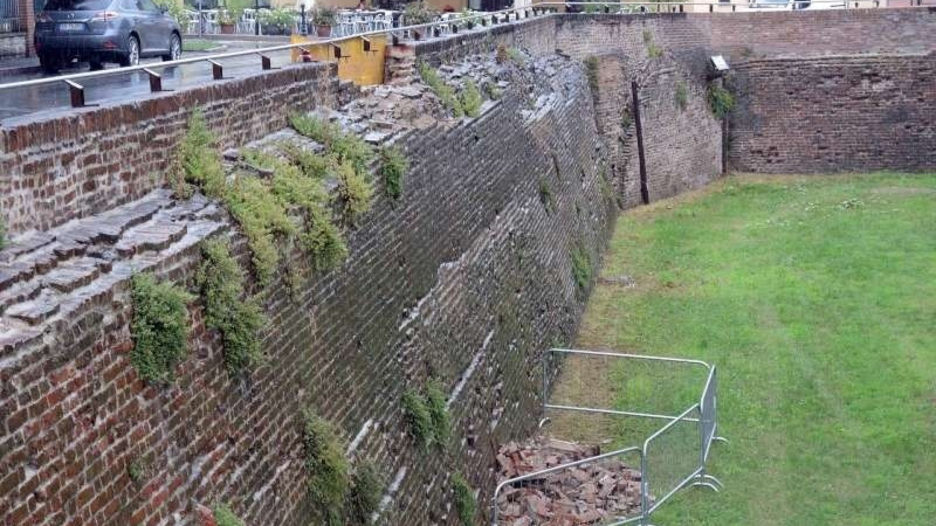 Era ubriaca la donna che ha abbattuto le mura di cinta della Rocca di Borgonovo