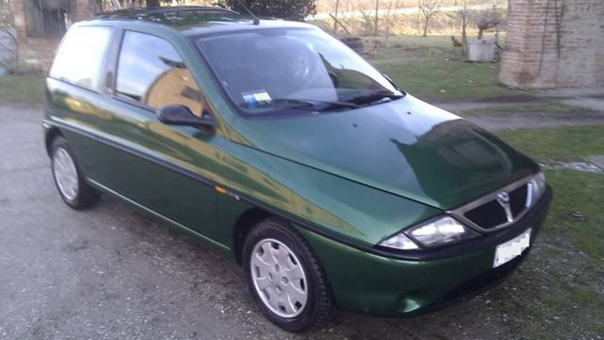 Rubano l'auto ad un viticoltore che la ritrova carica di vino Doc