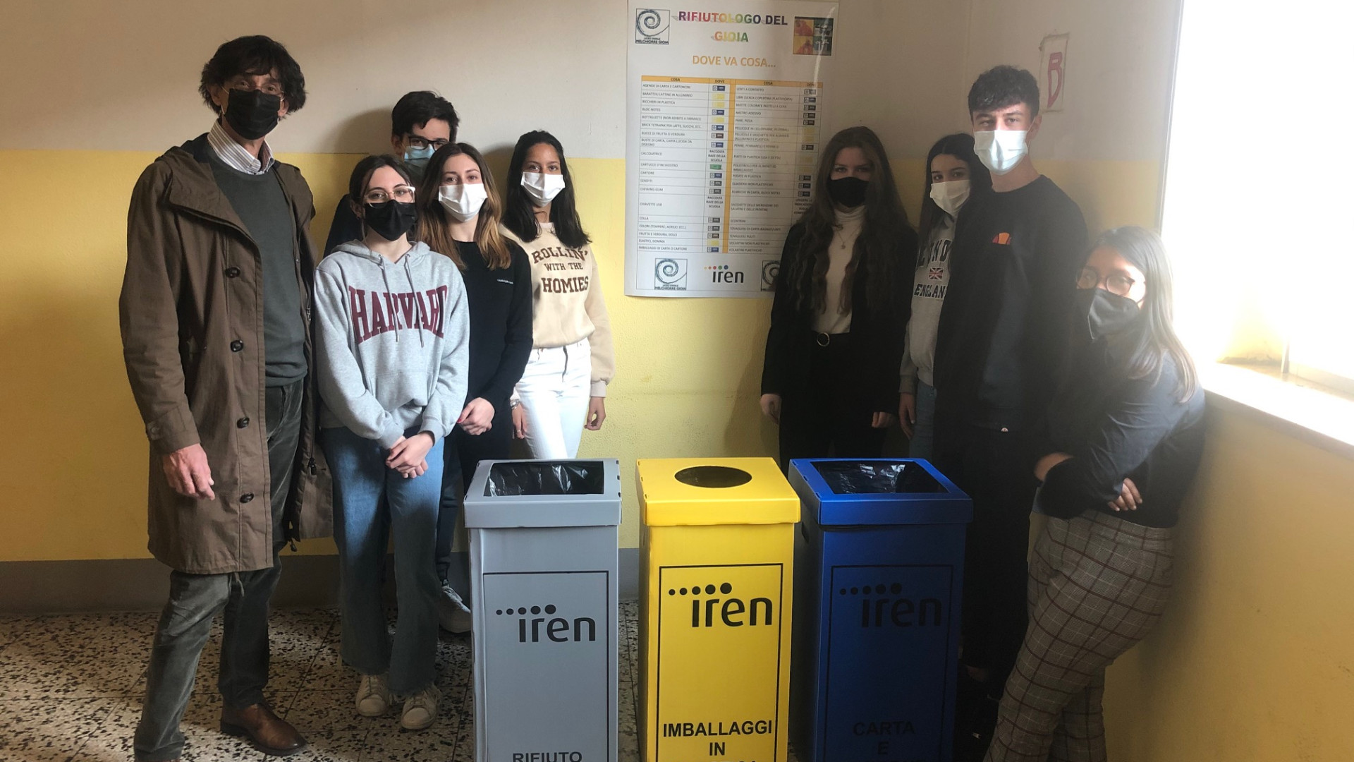 Raccolta differenziata, al liceo Gioia cambiano i colori dei cestini: "In linea con l'Ue"