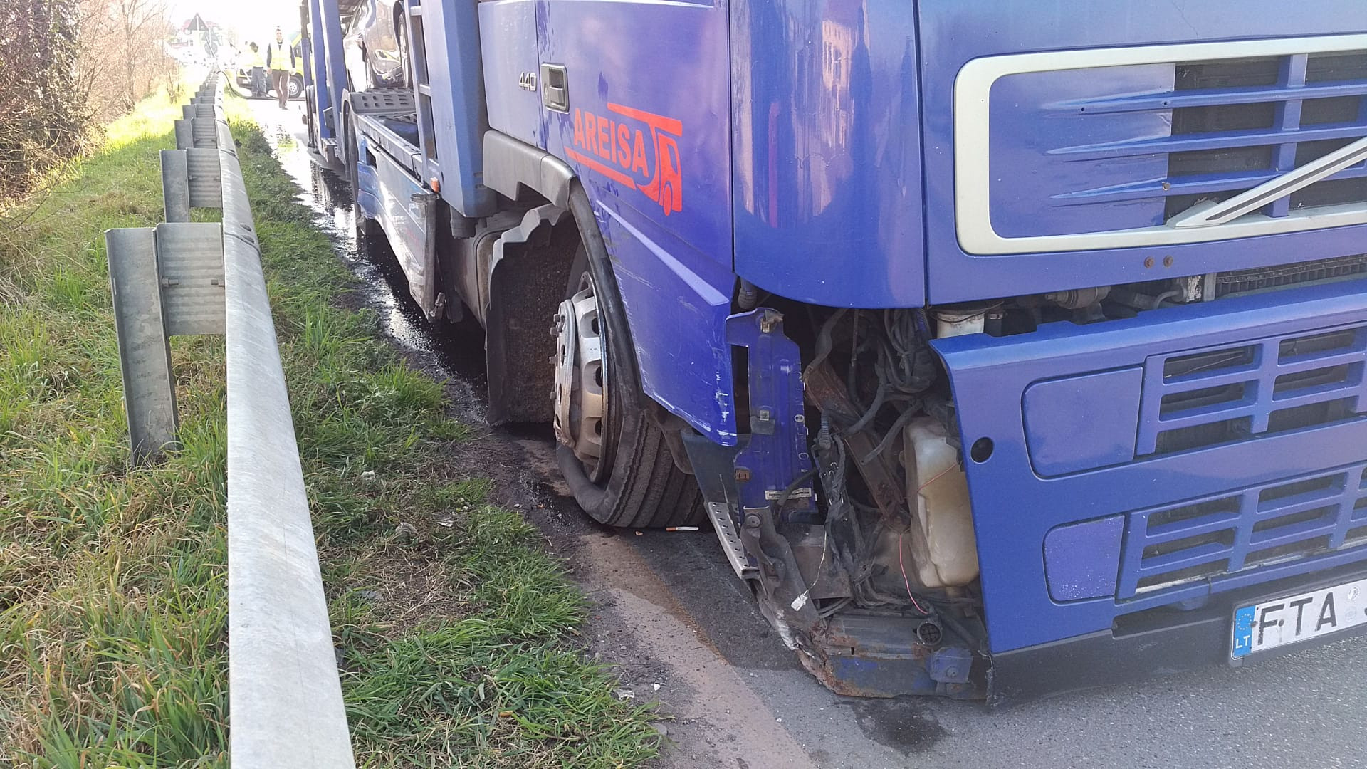 Camion incastrato sul ponte di Pievetta: forato il serbatoio, carburante sull'asfalto