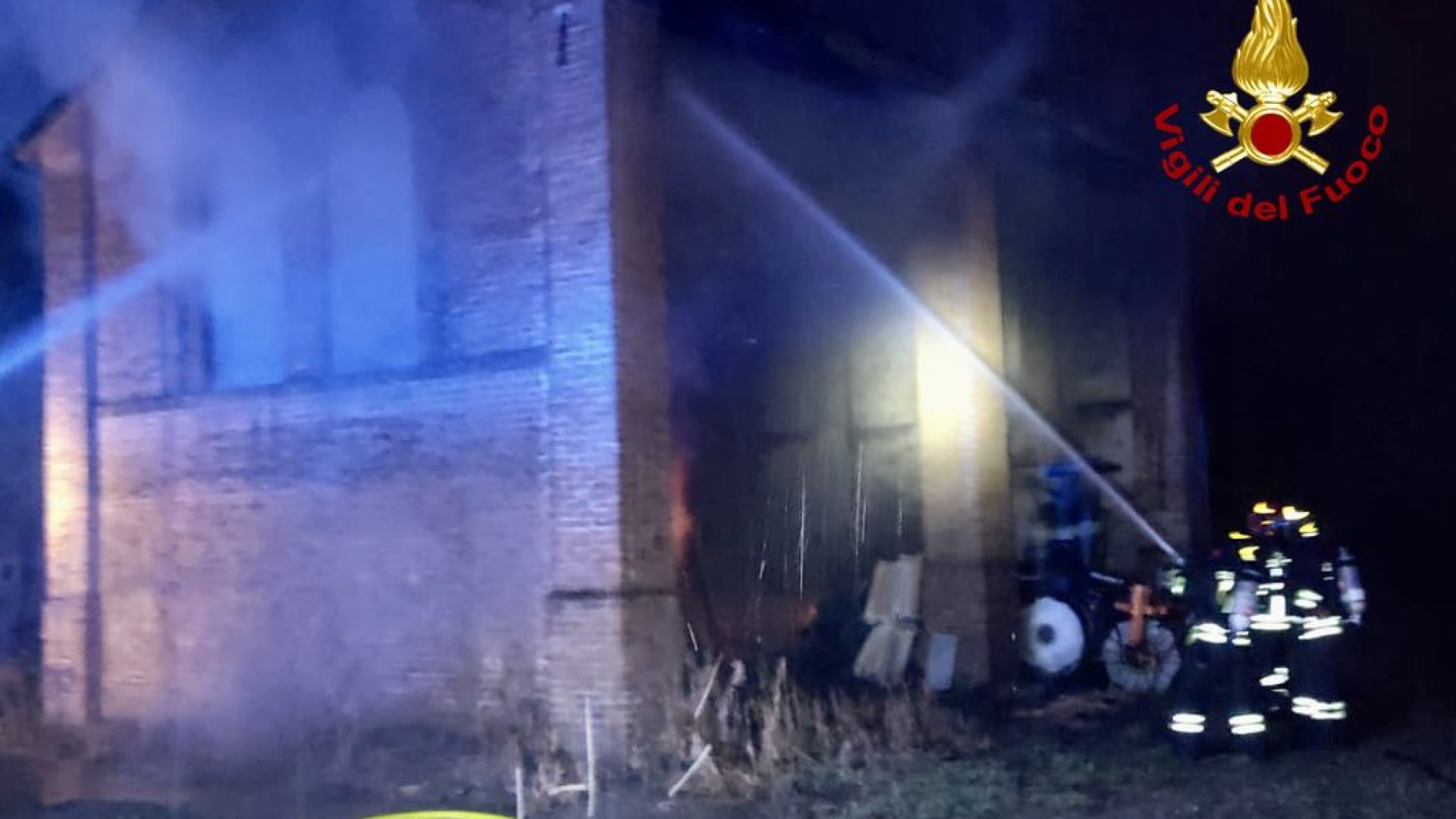 Mortizza, portico in fiamme. Lungo intervento dei vigili del fuoco. Cause da accertare