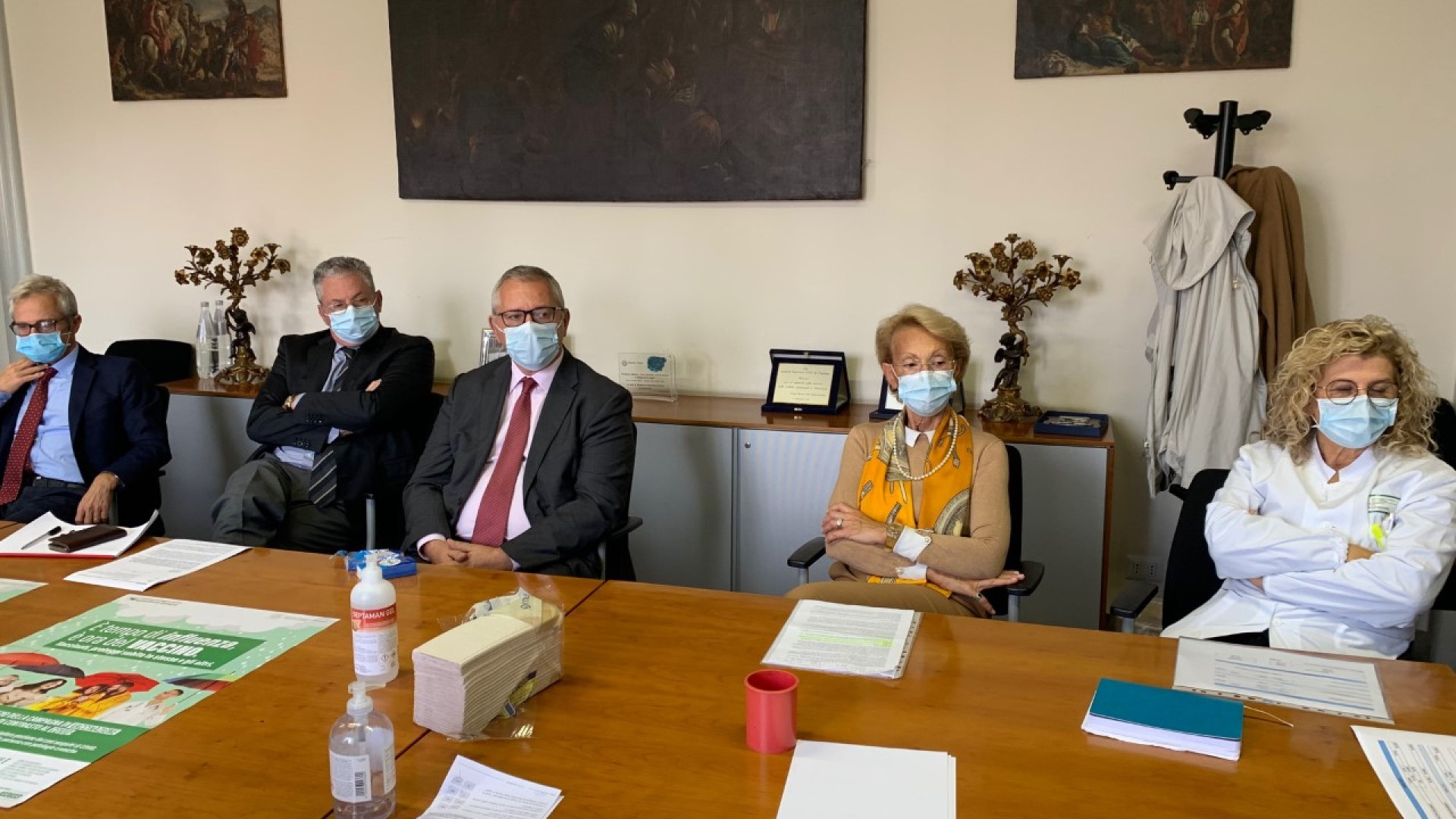 Al via la campagna antinfluenzale, vaccino gratuito dai 60 anni. Boom di richieste