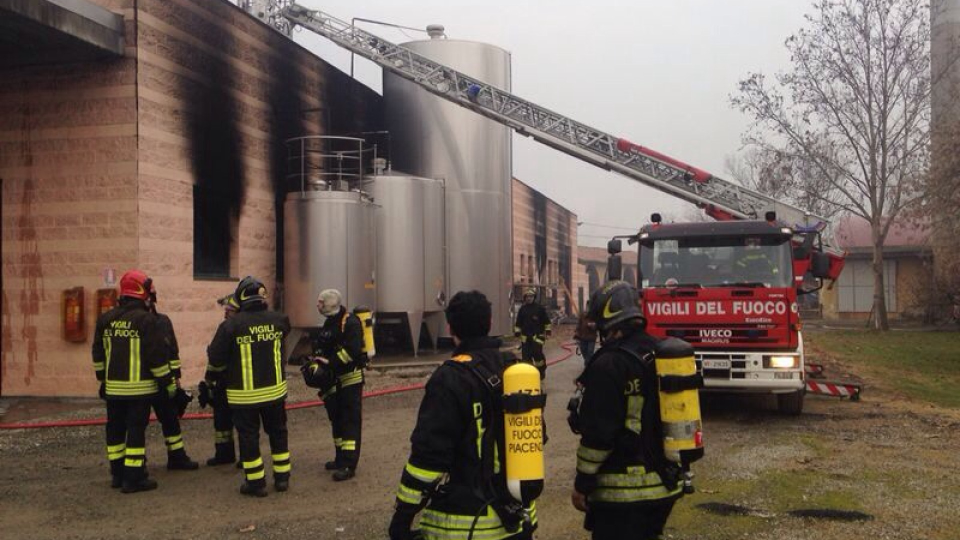 Santimento, caseificio devastato da un maxi incendio