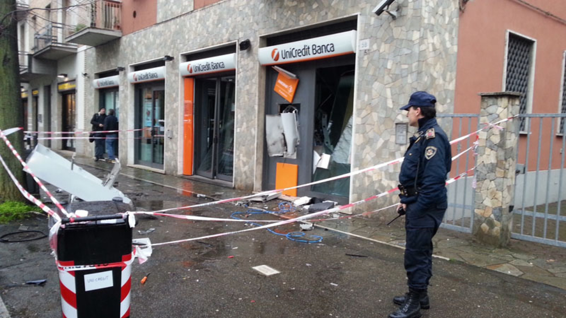 Via Cella: banda dell'acetilene in azione, salta il bancomat