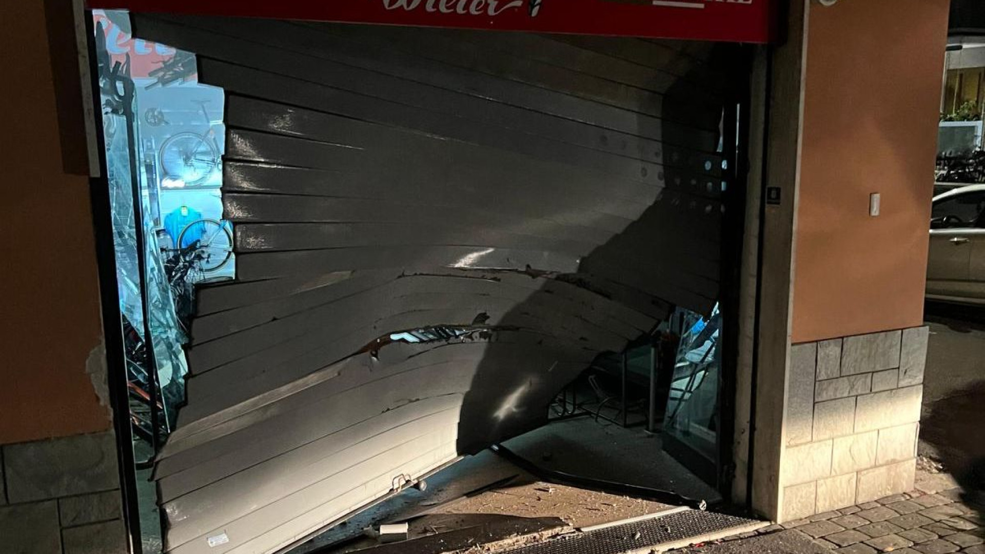 Sfondata la vetrina di un negozio di biciclette. Colpo sfumato ma danni ingenti