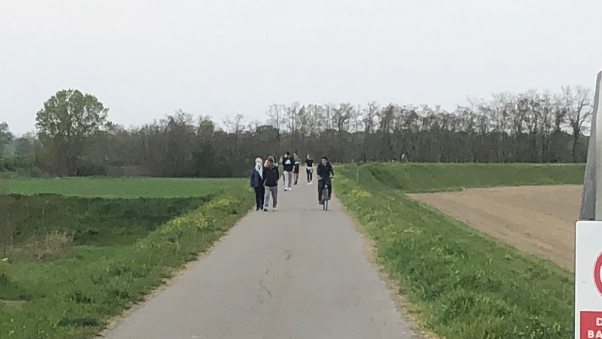 Baby gang in azione sull'argine. Un dodicenne: "Volevano rubarmi la bici"