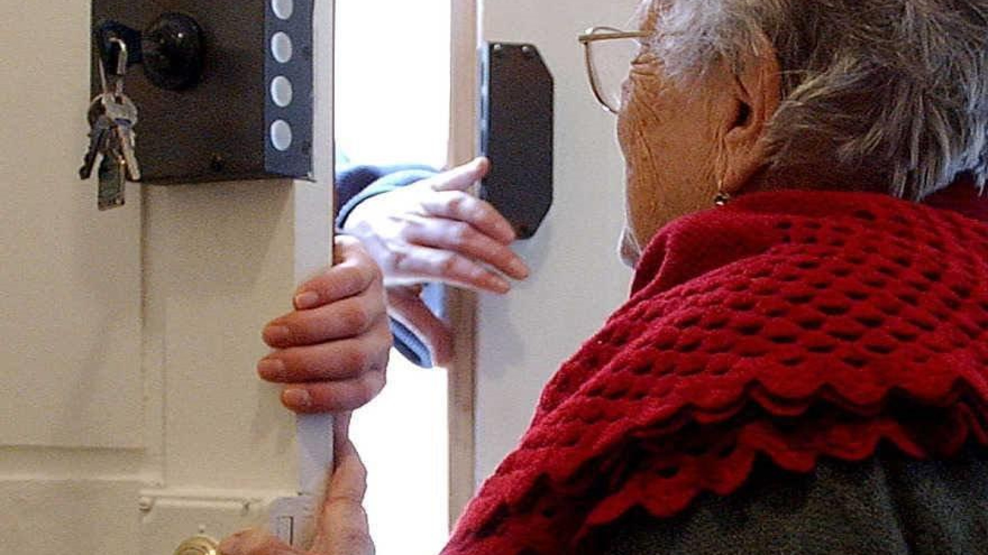 Finto carabiniere tenta di entrare in casa: la pensionata gli sbatte la porta in faccia