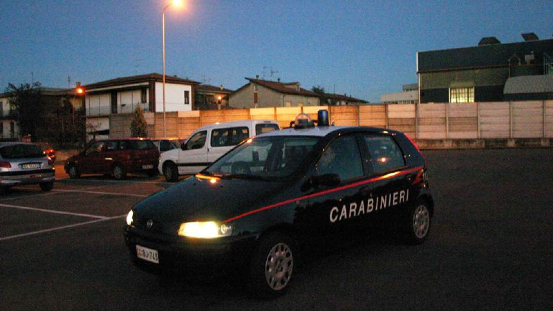 Ubriaco esce di strada, sfonda il muro di una ditta e scappa: denunciato