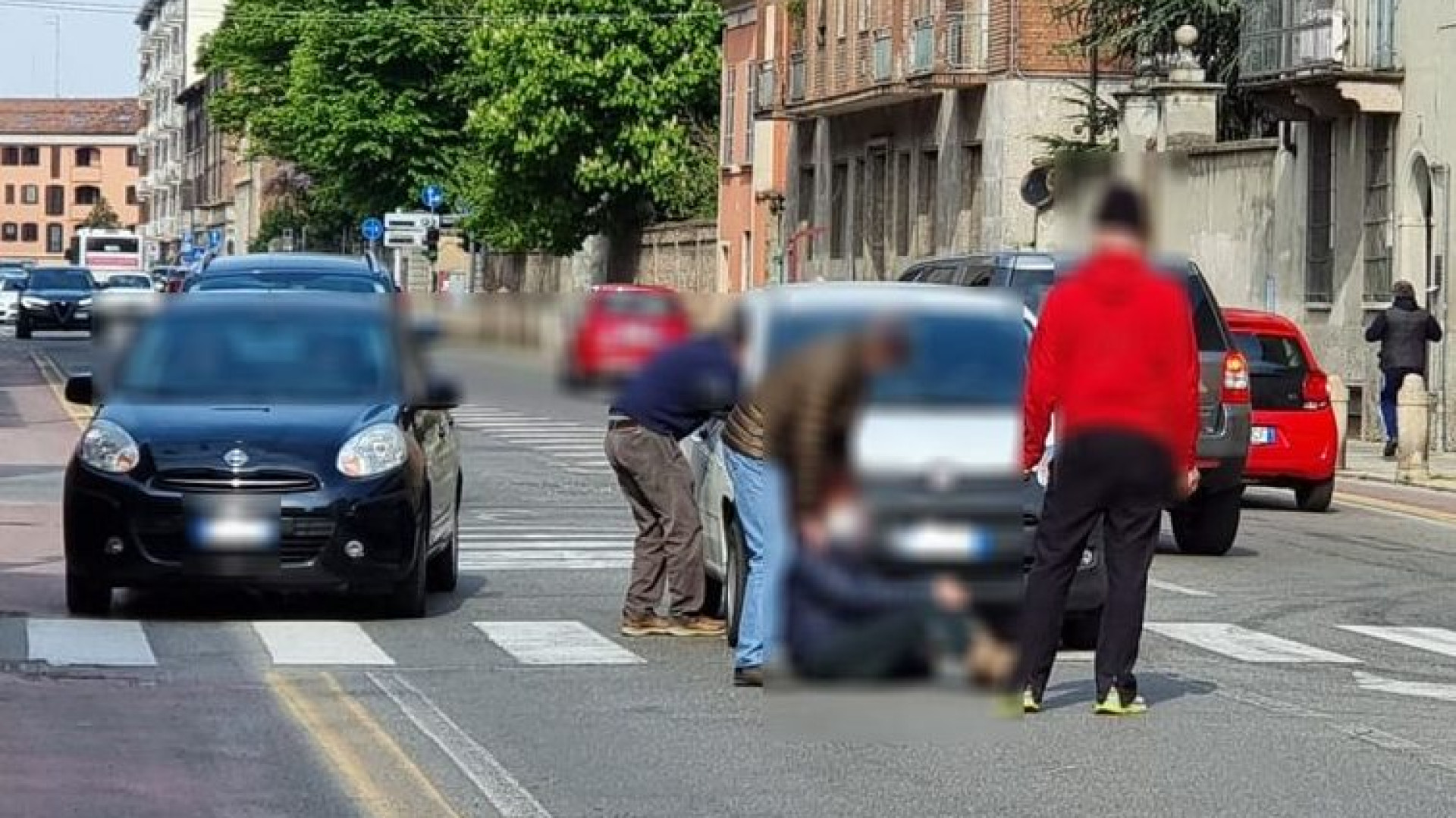 Urtata mentre attraversa la strada con il marito: donna trasportata in ospedale