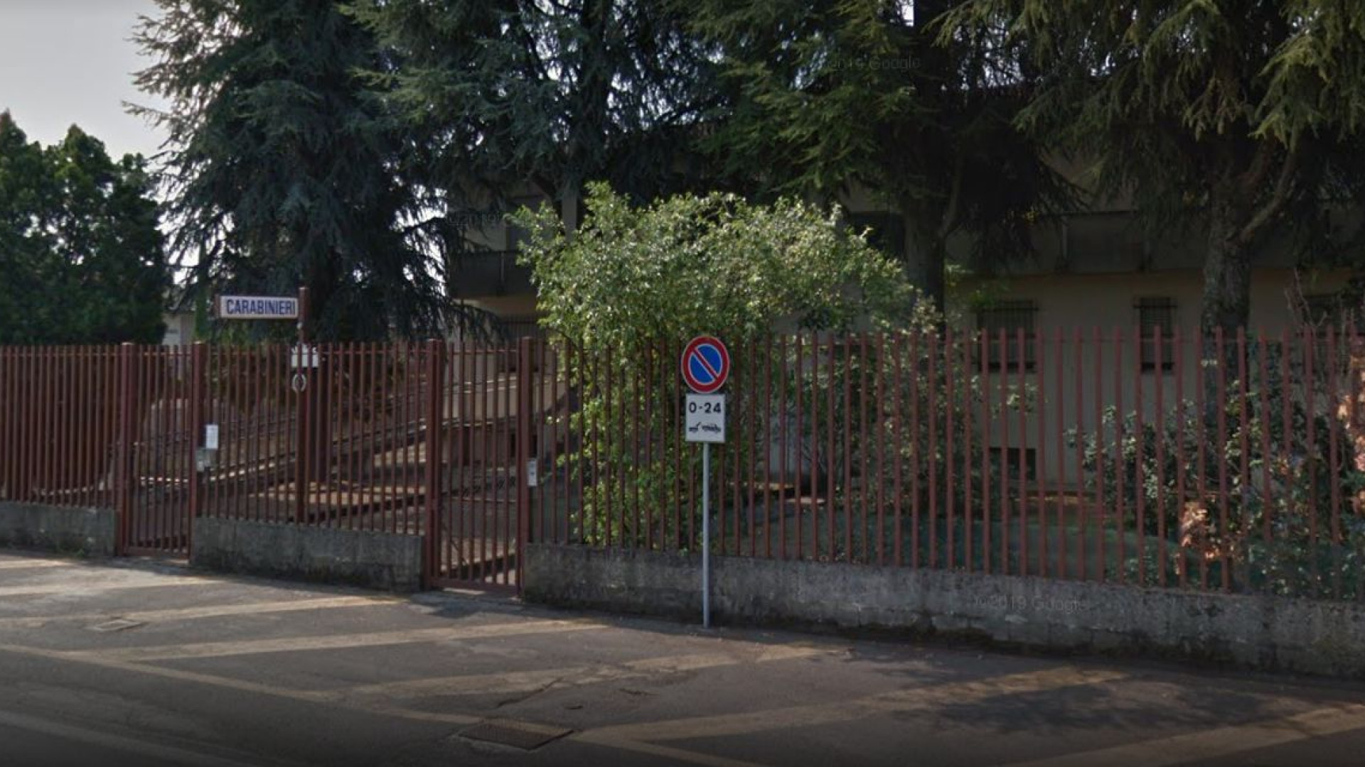 Viavai dall'abitazione, i carabinieri scoprono una attività di spaccio domestica