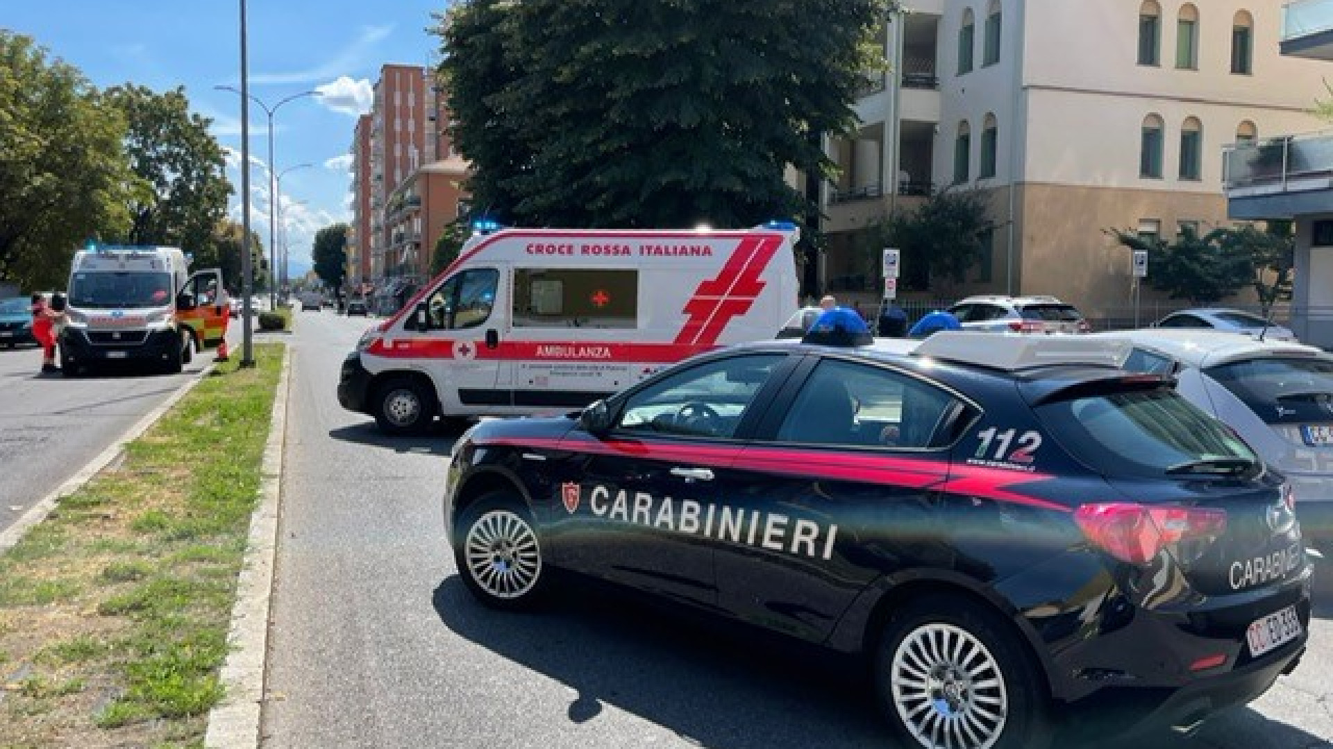 Cade dalla bici a causa di una buca in via Manfredi. Donna trasportata in ospedale