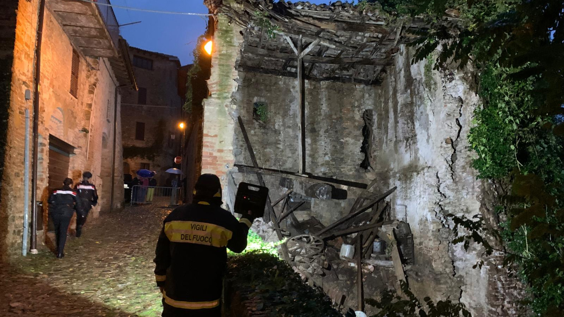 Maltempo: a Castell'Arquato crolla un fabbricato disabitato, viabilità interrotta