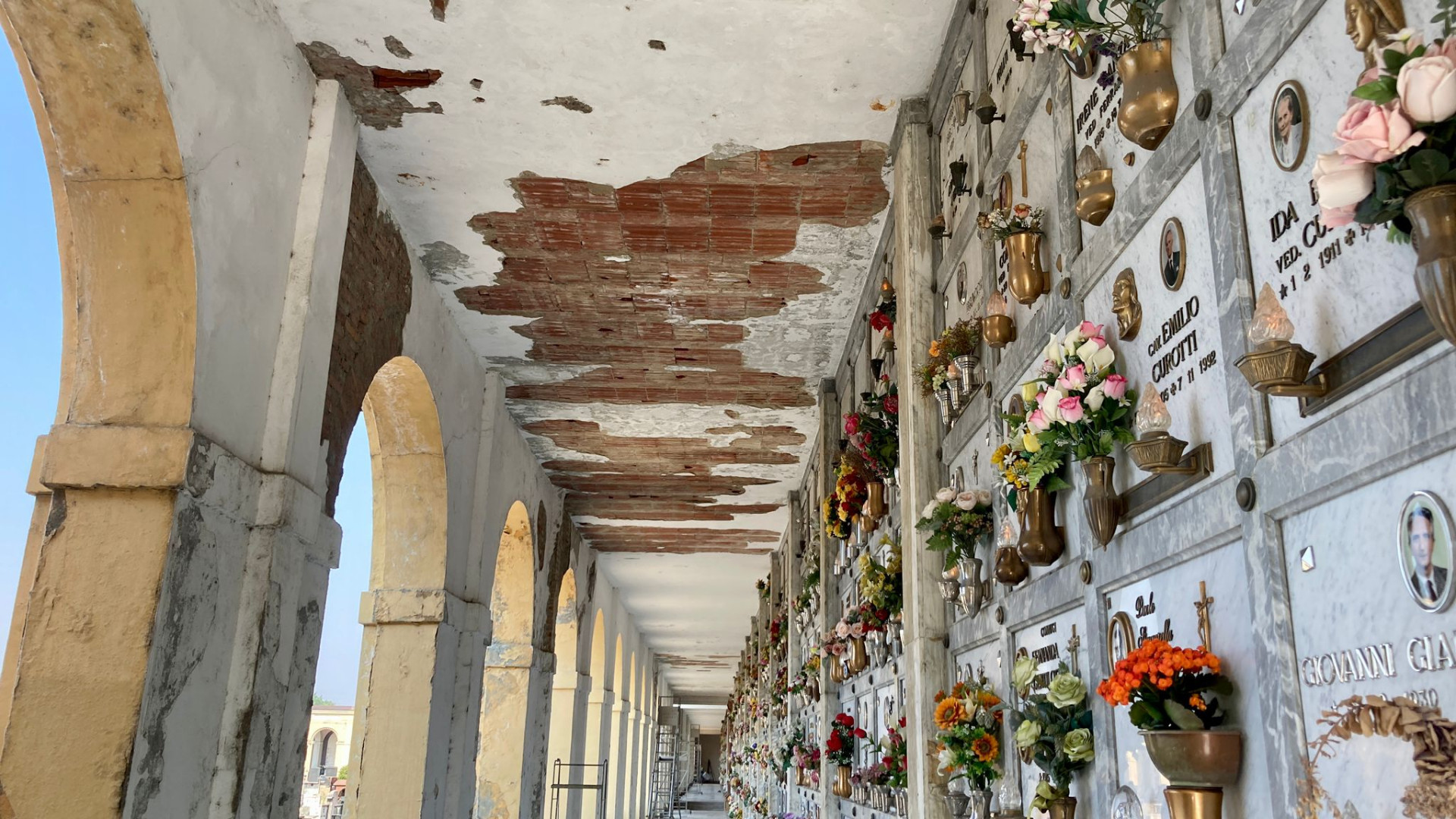 "Montascale rotti, cimitero inaccessibile ai disabili". L'assessore: "Interverremo"