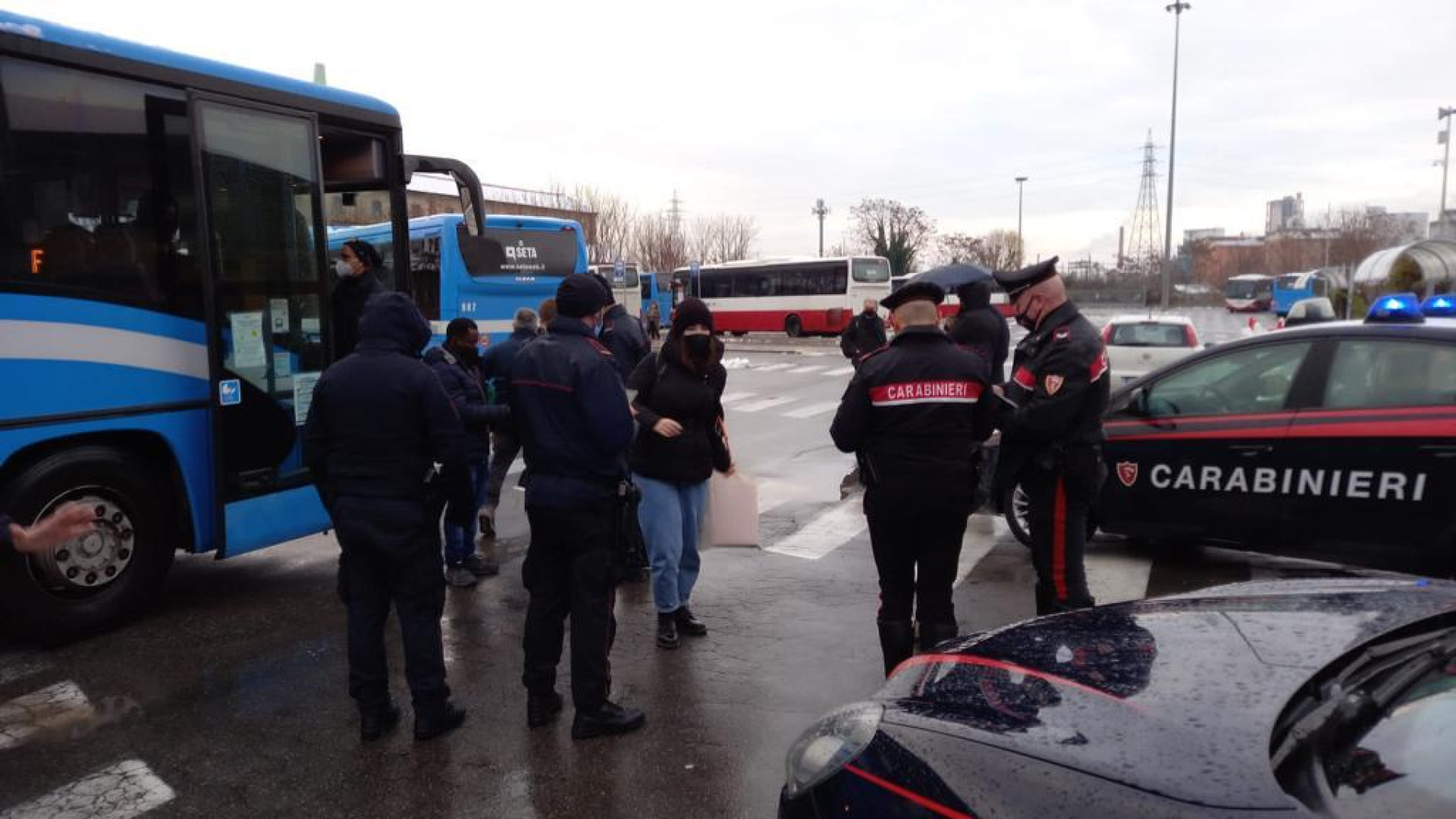 Green pass: controlli nei bar e alle fermate dei bus. Una sanzione