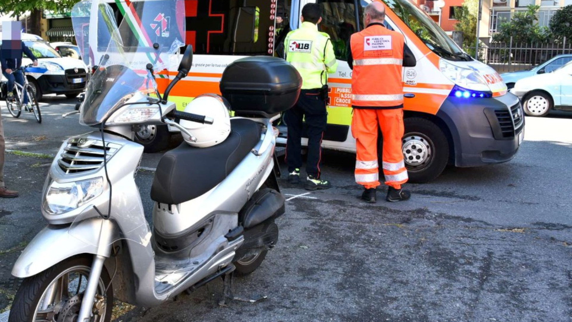 Scontro auto-scooter in via Boselli, ferito il centauro. Non è grave