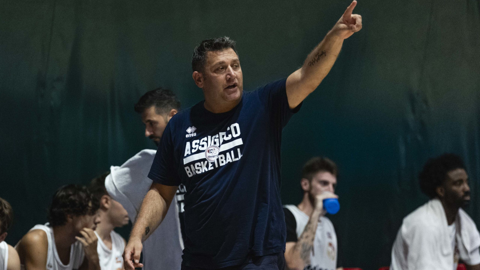 Coach Manzo, lo sfogo poi a freddo il dietrofront: "Ho fiducia nel gruppo"
