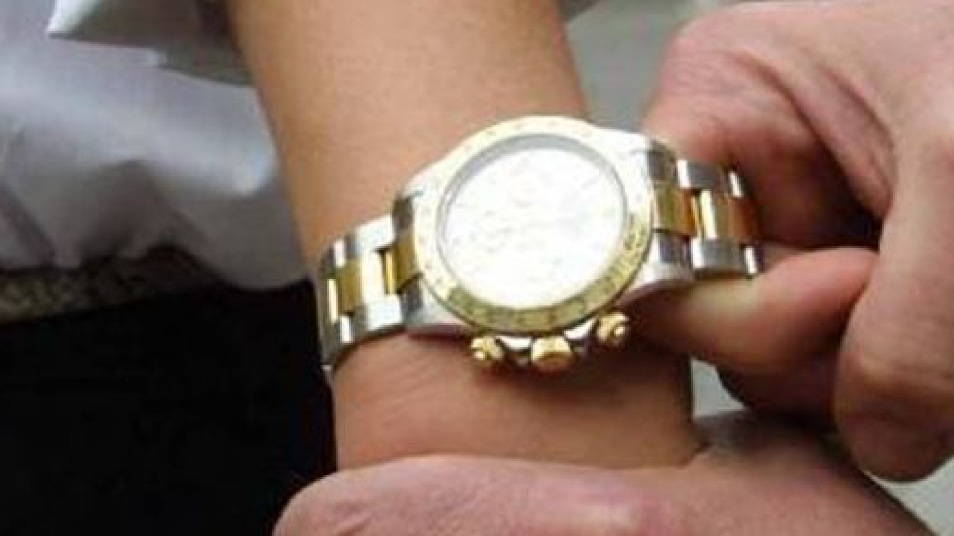 Via Nasolini, uno spintone alle spalle prima di derubarla del Rolex