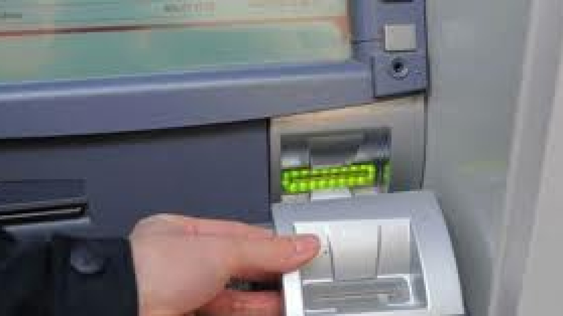 Via Genova, bancomat manomesso da ignoti: indagini in corso